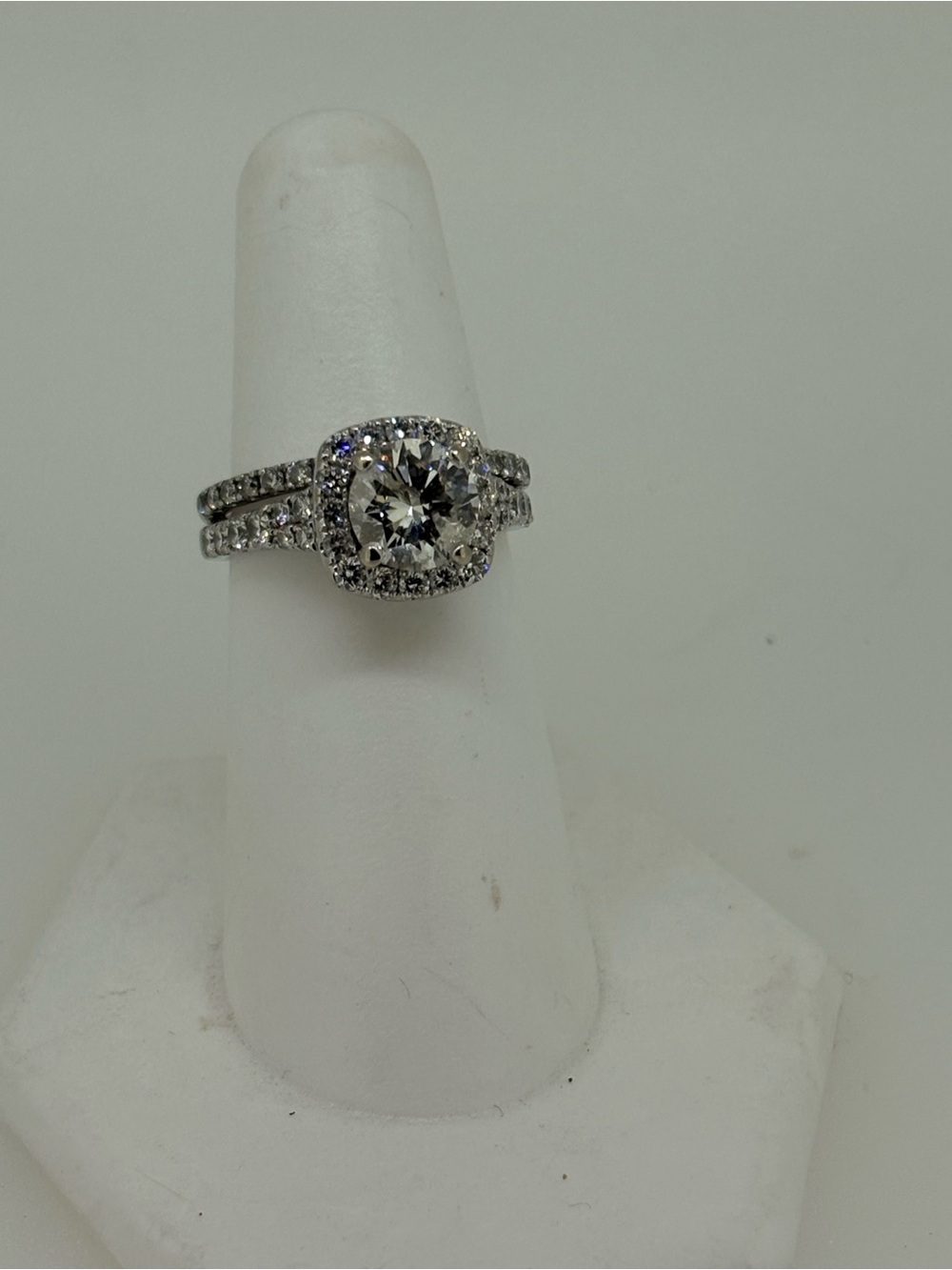 1.5 carot  Silver Halo Round-Center Diamond Ring